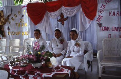 178323 Feestelingen van het klooster te Medan luisteren naar de toespraak (Indonesië)