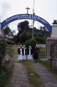 178327 Entree van het klooster te Brastagi (Indonesië)