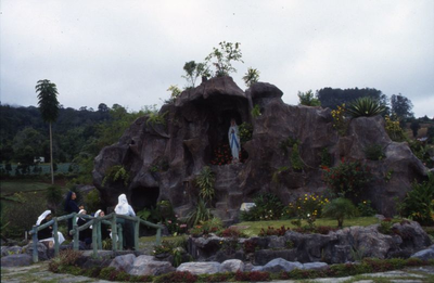 178329 Zusters in de kloostertuin bij de Maria-grot te Brastagi (Indonesië)