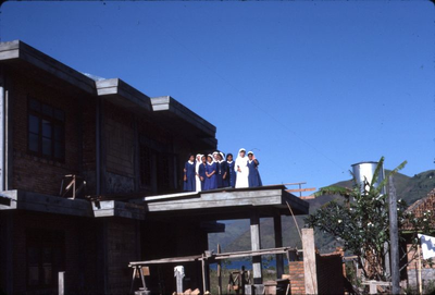 178335 Zusters op het dak van hun nieuwe polikliniek te Pangururan (Indonesië)