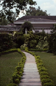 178338 Grot in de tuin van het zusterhuis bij het St. Elisabethziekenhuis te Medan (Indonesië)