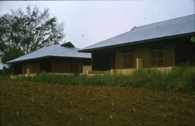 178351 Aula en kapel van het klooster te Galang met groententuin op de voorgrond (Indonesië)