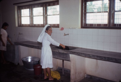 178356 Zuster aan het afwassen in het klooster te Deli Tua (Indonesië)