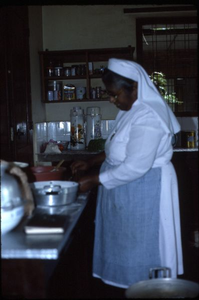 178357 Zuster aan het werk in de keuken van het klooster te Deli Tua (Indonesië)