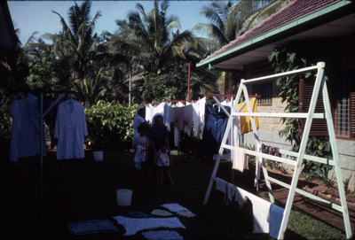 178358 Zusters bezig met de was drogen in de kloostertuin te Deli Tua (Indonesië)