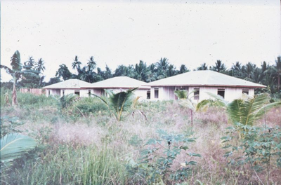 178368 Huisjes in het melaatsenkamp bij Belawan (Indonesië)