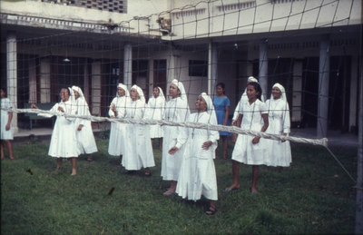 178373 Zusters van het St. Elisabethziekenhuis te Medan spelen volleybal (Indonesië)
