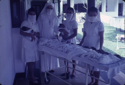 178374 Vervoer van babies in het St. Elisabethziekenhuis te Medan (Indonesië)