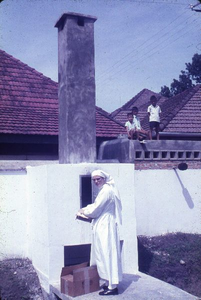 178377 Zuster bij de verbrandingsoven van het St. Elisabethziekenhuis te Medan (Indonesië)