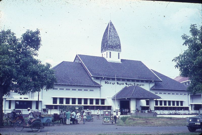 178378 Voorgevel van het St. Elisabethziekenhuis te Medan (Indonesië)
