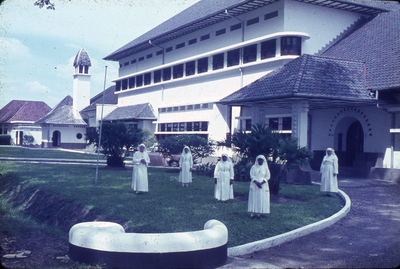 178379 Zusters op het gras voor het St. Elisabethziekenhuis te Medan (Indonesië)
