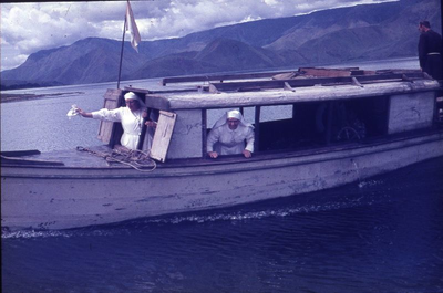 178383 Zusters komen met de boot naar Pangururan (Indonesië)