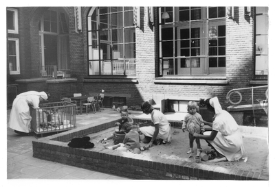 178396 Kinderspeelplaats (buiten) in het St. Elisabeth ziekenhuis in Leiden