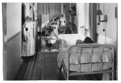 178405 Zusters en patiënten op de gang bij een operatiekamer van het St. Elisabeth ziekenhuis te Leiden