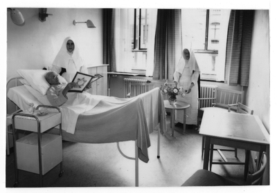 178406 Zusters bij een patiënt in het St. Elisabeth ziekenhuis te Leiden