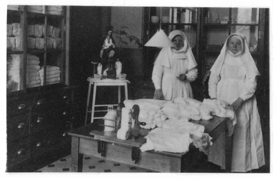 178408 Zusters werkzaam in de verbandkamer van het St. Elisabeth ziekenhuis te Leiden