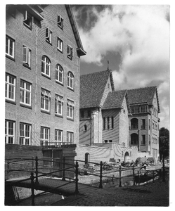 178418 De nieuwbouw van het ziekenhuis met kapel en klooster te Leiden