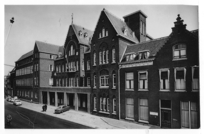 178421 Voorzijde van het klooster de kapel en het ziekenhuis te Leiden