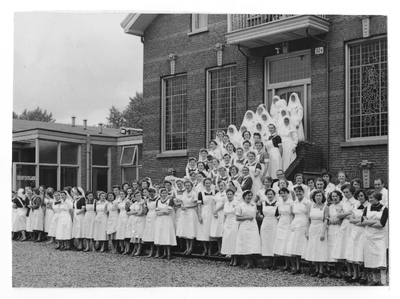 178423 Groepsfoto zusters en verpleegkundigen van het ziekenhuis te Breda