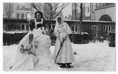 178435 Als ontspanning een sneeuwpop maken in de vers gevallen sneeuw