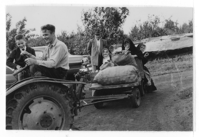 178437 Met de tractor onderweg naar de schuur met de aardappe oogst
