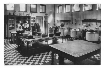 178445 Zusters werkzaam in de keuken van het St. Elizabeth ziekenhuis te Leiden