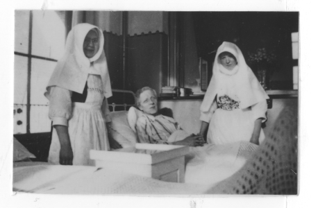 178451 Zusters bij een patiënt in het St. Elizabeth ziekenhuis te Leiden