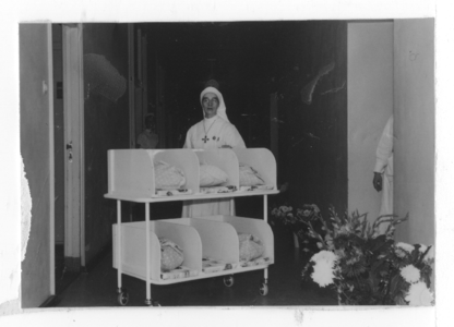 178453 Zusters tijdens verzorging van baby's in het ziekenhuis tereda.