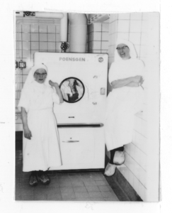 178458 Zuster in het waslokaal van het ziekenhuis te Breda