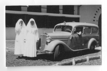 178484 Rode Kruiswagen met zusters voor het ziekenhuis (Nederlands Oost-Indië)