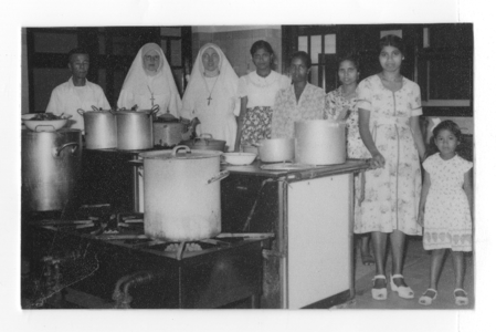 178488 Zuster verzorgen met hulp het eten in de keuken van het ziekenhuis (Nederlands Oost-Indië)