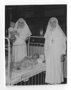 178493 Zusters op de kinderafdeling in het ziekenhuis van de missiepost (Nederlands Oost-Indië)