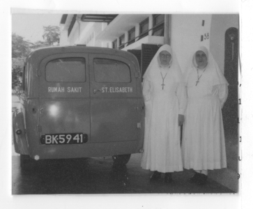 178494 Zusters onderweg vanuit het ziekenhuis naar een missiepost (Nederlands Oost-Indië)