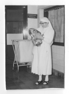 178496 Zuster met een baby in het ziekenhuis (Nederlands Oost-Indië)