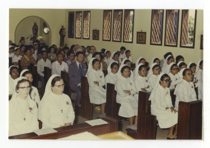 178501 Zusters tijdens de heilige mis in de kapel van hun missiepost (Indonesië)