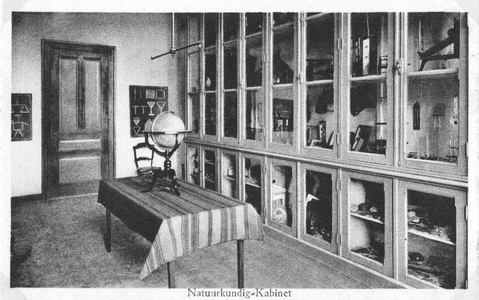 184011 Natuurkundig kabinet van de R.K. kweekschool en externaat Sint Antonius te Bergen op Zoom