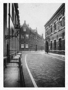 184017 Links klooster en internaat, rechts de huishoudschool van het Liefdegesticht te Breda