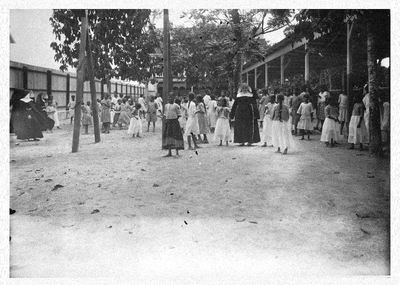 184110 Speelkwartiertje op de school de Voorzienigheid te Paramaribo (Suriname)