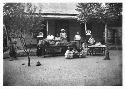184111 De voorbereidingen voor de gezamenlijke maaltijd op de school de Voorzienigheid te Paramaribo (Suriname)