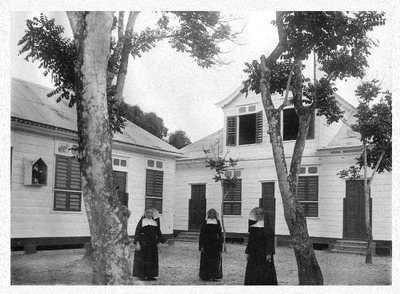 184117 Achtergevel St. Bonifaciusschool van het pensionaat te Coronie (Suriname).