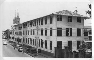 184131 Het zusterhuis De Voorzienigheid met school aan de Gravenstraat te Paramaribo (Suriname)
