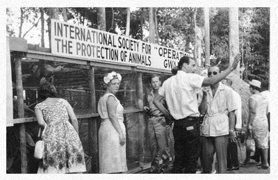184142 Bezoek van koningin Juliana en prins Bernhard aan de International Society for the Protection of Animals (Suriname)