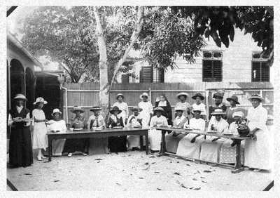 184148 Bekeerlingen met zuster Alphonso in een klooster te Paramaribo (Suriname)