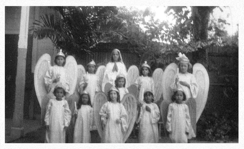 184150 Leerlingen van de Voorzienigheidschool te Paramaribo staan verkleed als engeltjes gereed voor de processie (Suriname)