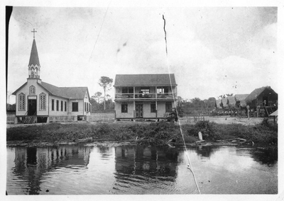 184162 Kerk, pastorie, zustershuis en open school van de Angelina Stichting te Tamarin (Suriname)
