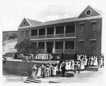 184172 Feest op school van het klooster Sta Familia te Willemstad (Curaçao)