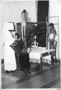 184175 Van een kind wordt een röntgenfoto genomen (Bonaire)