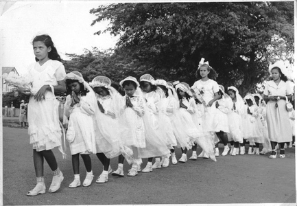 184176 Processie bij een eerste communiefeest (Bonaire)