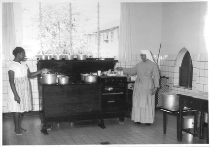 184178 De voorbereidingen in de keuken voor de gezamenlijke maaltijd (Bonaire)