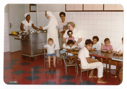 170098 Zusters met patiënten in de eetzaal van het hospitaal te Belo-Horizonte (Brazilië)